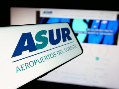 Stuttgart, Almanya - 11-08-2024: Web sitesi önünde ekranda Grupo Aeroportuario del Sureste (ASUR) şirketinin logosuna sahip cep telefonu. Telefon ekranının merkez soluna odaklan.