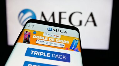 Stuttgart, Almanya - 11-11-2024: Meksikalı Megacable Holdings S.A.B. İş logosunun önündeki ekranda. Telefon ekranının sol üst kısmına odaklan.