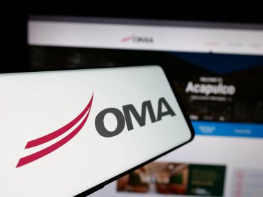 Stuttgart, Almanya - 11-11-2024: Web sitesi önünde ekranda Grupo Aeroportuario del Centro Norte (OMA) şirketinin logosuna sahip akıllı telefon. Telefon ekranının merkez soluna odaklan.