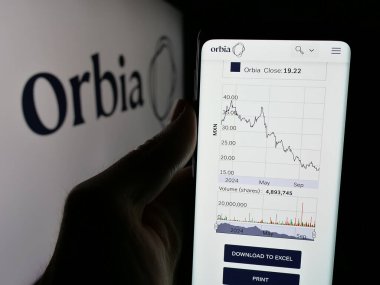 Stuttgart, Almanya - 11-11-2024: Orbia Advance Corporation S.A.B. şirketinin web sayfası ile akıllı telefon tutan kişi Ekranda logolu CV var. Telefon ekranının merkezine odaklan.