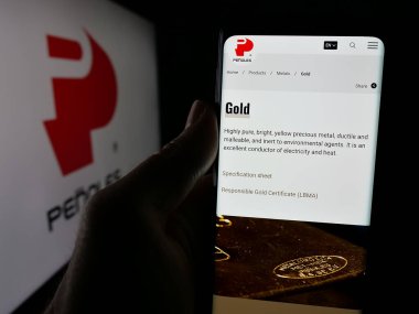 Stuttgart, Almanya - 11-11-2024: Madencilik şirketi Industrias Penoles SAB de CV 'nin web sayfası olan cep telefonu logonun önünde ekranda. Telefon ekranının merkezine odaklan.