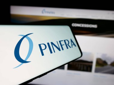 Stuttgart, Almanya - 11-11-2024: Meksikalı altyapı şirketi PRINFRA 'nın logosuna sahip akıllı telefon iş dünyasının web sitesinin önünde ekranda. Telefon ekranının merkez soluna odaklan.