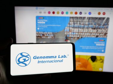 Stuttgart, Almanya - 11-11-2024: Genomma Laboratuvarı Internacional S.A.B. de C.V. web sitesinin önünde ekranda. Telefon ekranına odaklan.