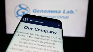 Stuttgart, Almanya - 11-11-2024: Genomma Lab Internacional S.A.B. İş logosunun önündeki ekranda. Telefon ekranının sol üst kısmına odaklan.