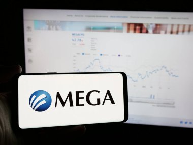 Stuttgart, Almanya - 11-11-2024: Meksikalı Megacable Holding S.A.B. logosu olan kişi de C.V. web sitesinin önünde ekranda. Telefon ekranına odaklan.