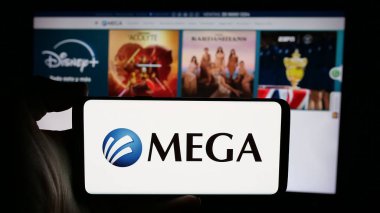 Stuttgart, Almanya - 11-11-2024: Meksikalı Megacable Holding S.A.B. logosu olan kişi de CV ekranda web sayfasının önünde. Telefon ekranına odaklan.