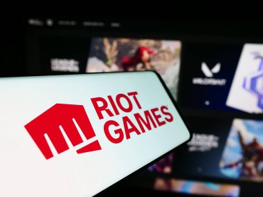 Stuttgart, Almanya - 12-27-2023: İnternet sitesi önünde Amerikan video oyunu geliştirme şirketi Riot Games Inc. 'in logosuna sahip cep telefonu. Telefon ekranının merkez soluna odaklan.