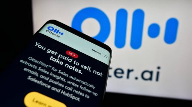 Stuttgart, Almanya - 12-27-2023: ABD 'li yapay istihbarat şirketi Otter.ai Inc.' in web sitesi ile birlikte iş logosu önünde cep telefonu. Telefon ekranının sol üst kısmına odaklan.