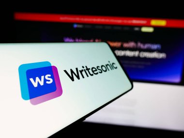 Stuttgart, Almanya - 12-27-2023: Sitenin önünde Amerikan Yapay Zeka Şirketi Writesonic Inc. 'in logosuna sahip cep telefonu. Telefon ekranının merkez soluna odaklan.