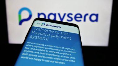 Stuttgart, Almanya - 12-23-2023: Litvanyalı fintech şirketi Paysera LT UAB 'nin web sitesi ile birlikte iş logosu önünde cep telefonu. Telefon ekranının sol üst kısmına odaklan.
