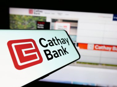 Stuttgart, Almanya - 12-23-2023: Amerikan Cathay General Bancorp (Cathay Bank) şirketinin logosunun bulunduğu cep telefonu. Telefon ekranının merkezine odaklan.