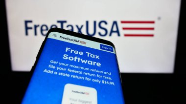 Stuttgart, Almanya - 12-28-2023: İş logosu önünde ABD 'li çevrimiçi vergi yazılım şirketi FreeTaxUSA' nın web sitesine sahip akıllı telefon. Telefon ekranının sol üst kısmına odaklan.