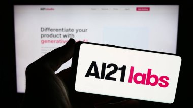 Stuttgart, Almanya - 12-28-2023: İsrailli yapay zeka şirketi AI21 Labs Ltd. 'nin logosuna sahip akıllı telefon sahibi kişi web sitesinin önünde. Telefon ekranına odaklan.