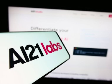 Stuttgart, Almanya - 12-28-2023: İsrailli yapay zeka şirketi AI21 Labs Ltd. 'nin logosunun bulunduğu cep telefonu. Telefon ekranının merkezine odaklan.