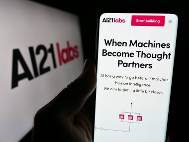 Stuttgart, Almanya - 12-28-2023: İsrailli yapay zeka şirketi AI21 Labs Ltd. 'nin web sayfalı akıllı telefon. Telefon ekranının merkezine odaklan.