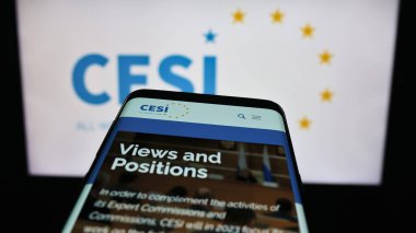 Stuttgart, Almanya - 12-29-2023: Logo önünde Avrupa Bağımsız Sendikalar Konfederasyonu (CESI) web sitesi bulunan Smartphone. Telefon ekranının sol üst kısmına odaklan.