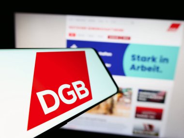 Stuttgart, Almanya - 12-29-2023: Alman örgütü Deutscher Gewerkschaftsbund (DGB) logosu olan cep telefonu. Telefon ekranının soluna odaklan.