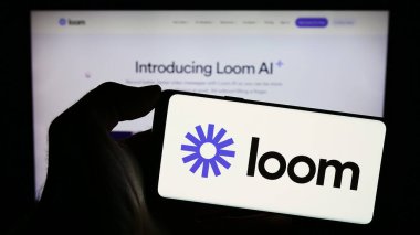 Stuttgart, Almanya - 12-29-2023: ABD 'li video iletişim yazılım şirketi Loom Inc.' in logosuyla cep telefonu sahibi kişi iş sayfasının önünde. Telefon ekranına odaklan.