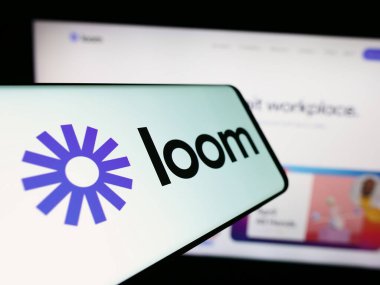 Stuttgart, Almanya - 12-29-2023: Amerikan video iletişim yazılım şirketi Loom Inc. 'in logosuna sahip akıllı telefon. Telefon ekranının merkezine odaklan.