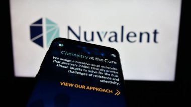 Stuttgart, Almanya - 12-29-2023: İş logosu önünde ABD 'li biyoteknoloji şirketi Nuvalent Inc.' in web sayfası ile akıllı telefon. Telefon ekranının sol üst kısmına odaklan.