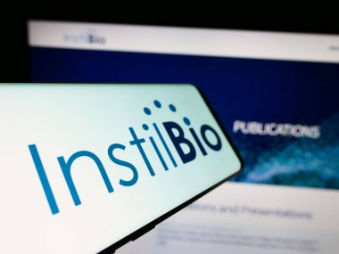 Stuttgart, Almanya - 12-31-2023: Amerikan biyoteknoloji şirketi Instil Bio Inc. 'in logosuna sahip akıllı telefon. Telefon ekranının merkez soluna odaklan.