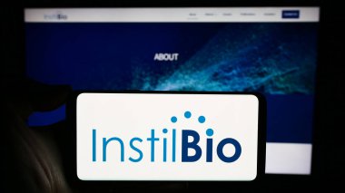 Stuttgart, Almanya - 12-31-2023: ABD 'li biyoteknoloji şirketi Instil Bio Inc.' in logosuyla cep telefonu sahibi kişi iş sayfasının önünde. Telefon ekranına odaklan.