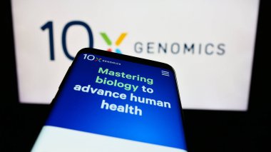 Stuttgart, Almanya - 12-31-2023: ABD 'li biyoteknoloji şirketi 10x Genomics Inc.' in web sayfalı akıllı telefon. Telefon ekranının sol üst kısmına odaklan.