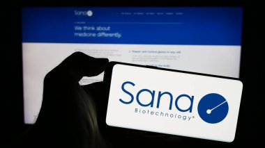 Stuttgart, Almanya - 12-31-2023: ABD 'li biyoteknoloji araştırma şirketi Sana Biotechnology Inc.' in logosuna sahip akıllı telefon sahibi kişi web sitesinin önünde. Telefon ekranına odaklan.