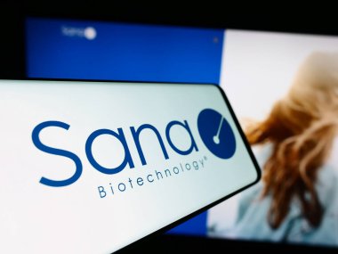 Stuttgart, Almanya - 12-31-2023: Sitenin önünde Amerikalı biyoteknoloji araştırma şirketi Sana Biotechnology Inc. 'in logosuna sahip cep telefonu. Telefon ekranının merkez soluna odaklan.