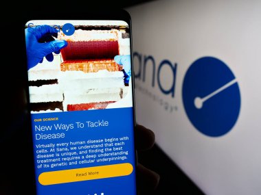 Stuttgart, Almanya - 12-31-2023: ABD 'li biyoteknoloji araştırma şirketi Sana Biotechnology Inc.' in logolu web sayfası ile cep telefonu tutan kişi. Telefon ekranının merkezine odaklan.