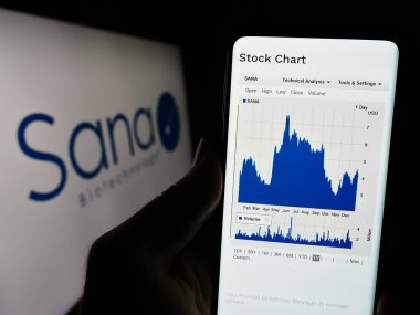 Stuttgart, Almanya - 12-31-2023: ABD 'li biyoteknoloji araştırma şirketi Sana Biotechnology Inc.' in web sitesi ile logo önünde akıllı telefon tutan kişi. Telefon ekranının merkezine odaklan.