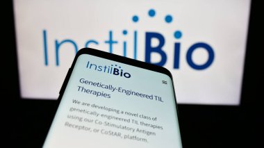 Stuttgart, Almanya - 12-31-2023: İş logosu önünde ABD 'li biyoteknoloji şirketi Instil Bio Inc.' nin web sayfası ile cep telefonu. Telefon ekranının sol üst kısmına odaklan.