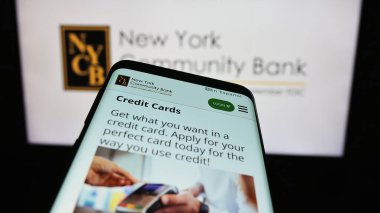 Stuttgart, Almanya - 12-31-2023: İş logosu önünde ABD 'li New York Community Bancorp Inc. (NYCB) şirketinin web sayfası ile cep telefonu. Telefon ekranının sol üst kısmına odaklan.