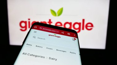Stuttgart, Almanya - 02-03-2024: İş logosu önünde ABD 'li süpermarket zincir şirketi Giant Eagle Inc.' in web sitesi ile cep telefonu. Telefon ekranının sol üst kısmına odaklan.