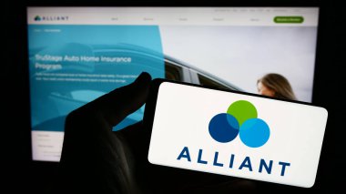 Stuttgart, Almanya - 02-03-2024: İnternet sitesi önünde ABD finans kurumu Alliant Credit Union 'un logosuna sahip kişi. Telefon ekranına odaklan.
