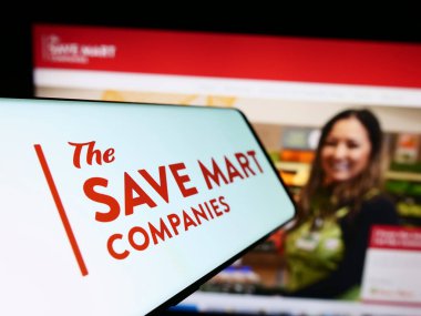 Stuttgart, Almanya - 02-03-2024: İnternet sitesi önünde üzerinde Amerikan süpermarket şirketi The Save Mart Companies logosu bulunan akıllı telefon. Telefon ekranının merkez soluna odaklan.