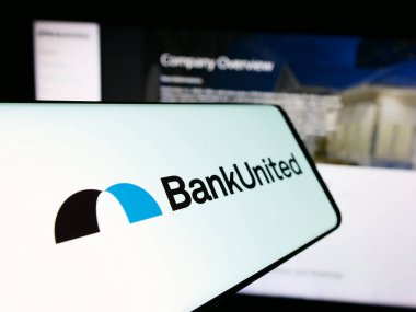 Stuttgart, Almanya - 02-06-2024: Amerikan finans hizmetleri şirketi BankUnited Inc. 'in logosuyla birlikte cep telefonu. Telefon ekranının soluna odaklan.