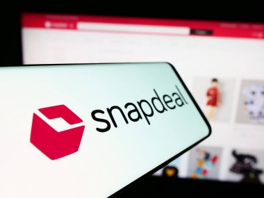 Stuttgart, Almanya - 02-06-2024: Hint e-ticaret şirketi Snapdeal Limited 'in logosuna sahip cep telefonu. Telefon ekranının merkez soluna odaklan.
