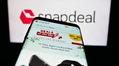 Stuttgart, Almanya - 02-06-2024: Hint e-ticaret şirketi Snapdeal Limited 'in internet sayfalı akıllı telefon logosu. Telefon ekranının sol üst kısmına odaklan.