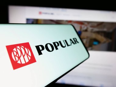 Stuttgart, Almanya - 02-06-2024: Finans hizmetleri şirketi Banco Popular de Puerto Rico 'nun logosuna sahip akıllı telefon işletme web sitesinin önünde. Telefon ekranının soluna odaklan.