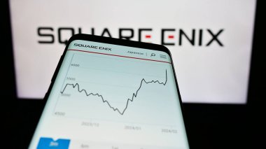 Stuttgart, Almanya - 02-06-2024: Japon oyun şirketi Square Enix Holding Co. Ltd. 'nin internet sitesi ile birlikte akıllı telefon. Telefon ekranının sol üst kısmına odaklan.