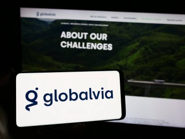 Stuttgart, Almanya - 02-07-2023: İspanyol şirketi GLOBALVIA Inversiones S.A.U 'nun logosuna sahip kişi. İnternet sitesinin önünde. Telefon ekranına odaklan.