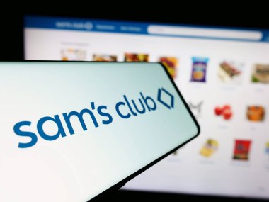 Stuttgart, Almanya - 02-07-2023: İnternet sitesi önünde Sam 's Club adlı Amerikan üyelik mağazalarının logosuna sahip cep telefonu. Telefon ekranının merkez soluna odaklan.