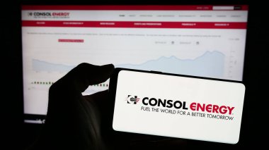 Stuttgart, Almanya - 02-08-2024: Amerikan kömür madenciliği şirketi CONSOL Energy Inc. 'in logosuyla cep telefonu tutan kişi iş sayfasının önünde. Telefon ekranına odaklan.
