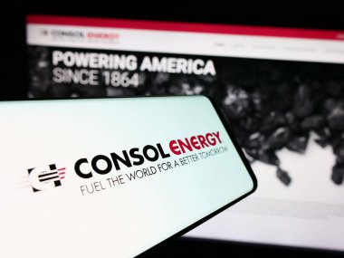 Stuttgart, Almanya - 02-08-2024: Amerikan kömür madeni şirketi CONSOL Energy Inc. 'in logosuna sahip akıllı telefon. Telefon ekranının merkezine odaklan.