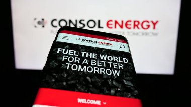 Stuttgart, Almanya - 02-08-2024: İş logosu önünde ABD 'li kömür madeni şirketi CONSOL Energy Inc.' in web sitesi ile cep telefonu. Telefon ekranının sol üst kısmına odaklan.