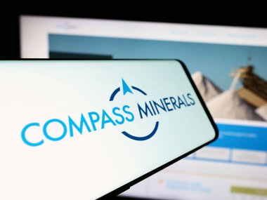 Stuttgart, Almanya - 02-08-2024: İnternet sitesi önünde üzerinde Amerikan maden şirketi Compass Minerals International Inc. 'in logosu bulunan cep telefonu. Telefon ekranının merkez soluna odaklan.