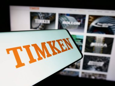 Stuttgart, Almanya - 02-08-2024: Amerikan taşıma şirketi The Timken Company 'nin logosunun bulunduğu akıllı telefon web sitesinin önünde. Telefon ekranının merkez soluna odaklan.