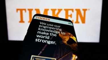 Stuttgart, Almanya - 02-08-2024: ABD 'li imalat şirketi The Timken Company' nin logo önündeki web sayfası ile cep telefonu. Telefon ekranının sol üst kısmına odaklan.