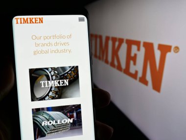 Stuttgart, Almanya - 02-08-2024: ABD 'li imalat şirketi The Timken Company' nin web sayfası ile logo önünde akıllı telefon tutan kişi. Telefon ekranının merkezine odaklan.
